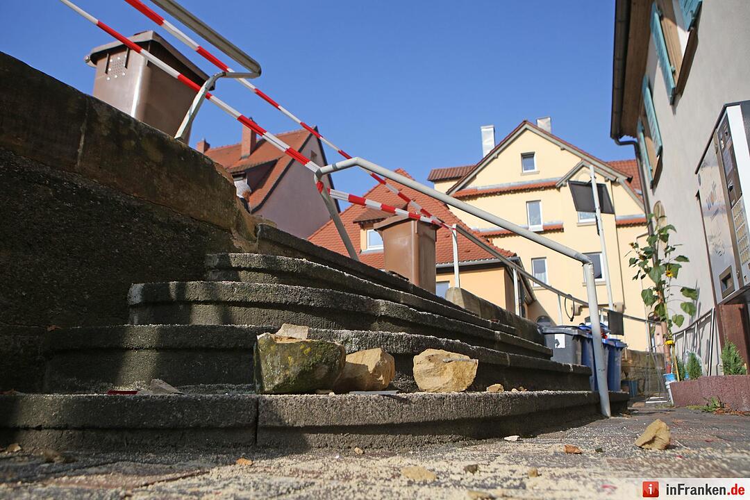 Irrfahrt durch Bamberger Altstadt endet fŸr Lkw festgefahren an Hauswand