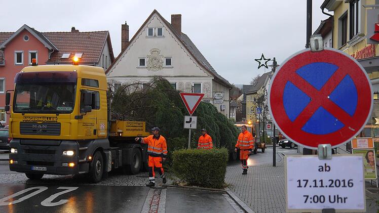 Die Fahrt durch die Stadt war Zentimeterarbeit. Foto: Berthold Köhler