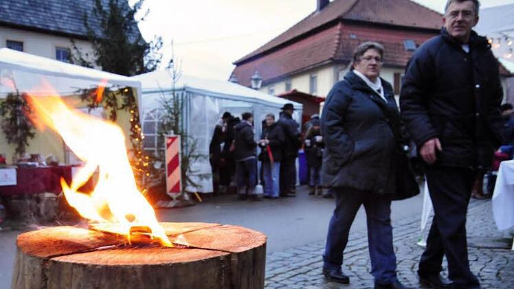 Schwedenfeuer säumten den Rugendorfer Dorfplatz und spendeten Wärme. Foto: Klaus Rößner