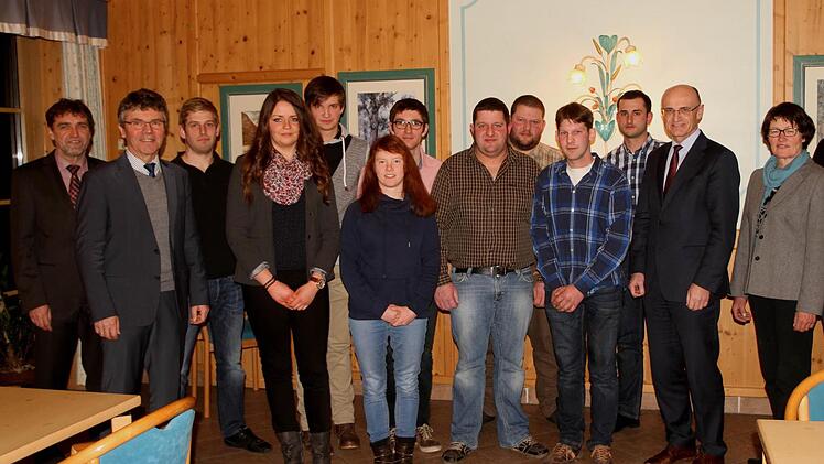 Diese jungen Frauen (unter ihnen Susanne Reichert, Vierte von links) und Männer erhielten ihre Urkunden zur abgeschlossenen Ausbildung als Landwirt mit (von links) Behördenleiter Herbert Lang und Bildungsberater Martin Mack sowie (von rechts) stellvertretender Vorsitzender Imelda Hetterich und Landrat Wilhelm Schneider.  Foto: Günther Geiling