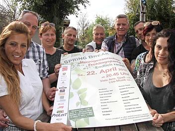 Die Gastronomen präsentieren das Plakat zur diesjährigen herzogenauracher Frühlingsparty.  Foto: Richard Sänger