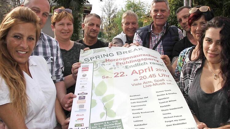 Die Gastronomen präsentieren das Plakat zur diesjährigen herzogenauracher Frühlingsparty.  Foto: Richard Sänger