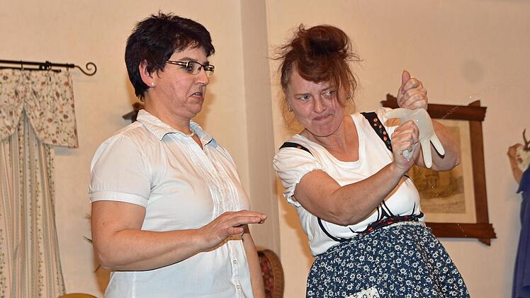 Eine grandiose Leistung zeigte Andrea Scheller (rechts) bei der Aufführung der Laien-Theatergruppe "Wässernachstadl" Wülflingen. Mit im Bild Carola Wagenhäuser, die heuer zum 15. Mal auf der Bühne stand.Ulrike Langer
