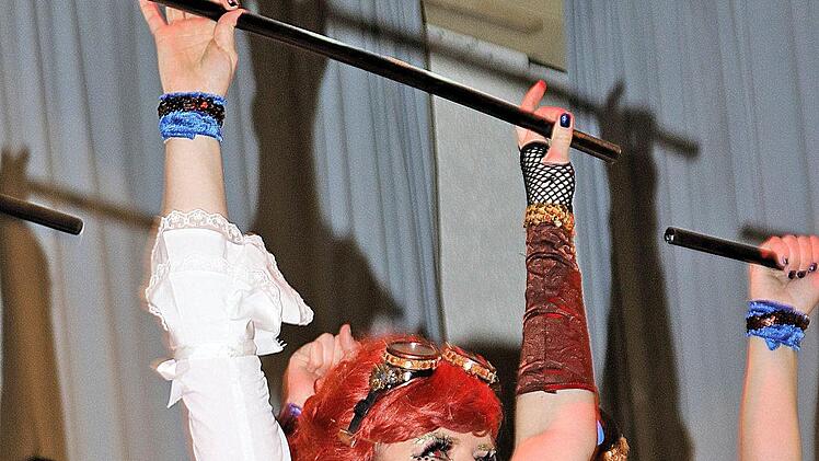 Mit Fliegerbrille und Netzstrümpfen kamen die jungen Damen der ÖFG Oberthulba auf die Bühne in der Lauertalhalle. Foto: Dieter Britz