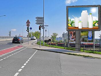 Die Fotomontage zeigt, wo beispielsweise  am Pfisterberg anstelle der konventionellen Plakatwand ein digitaler Werbeträger stehen könnte. Foto: Ronald Rinklef / Retusche: Franziska Schäfer