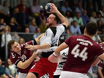 Vilim Leskovec (beim Wurf) machte ein starkes Spiel und steuerte sieben Treffer zum Kantersieg des HSC Bad Neustadt bei. Anand Anders