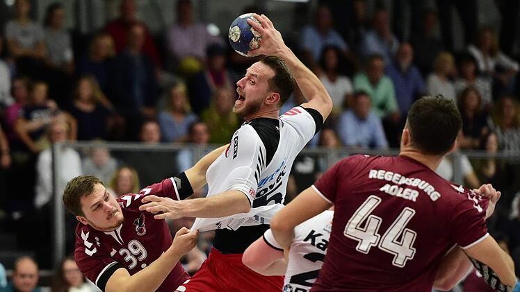 Vilim Leskovec (beim Wurf) machte ein starkes Spiel und steuerte sieben Treffer zum Kantersieg des HSC Bad Neustadt bei. Anand Anders