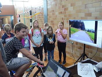 Am Fahrradsimulator wurde deutlich, dass auch auf dem Fahrrad Handygespräche eine große Gefahr bedeuten. Foto: Karl-Heinz Hofmann