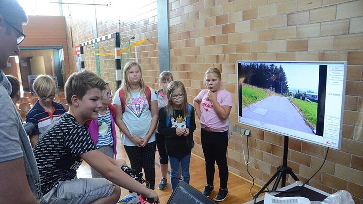 Am Fahrradsimulator wurde deutlich, dass auch auf dem Fahrrad Handygespräche eine große Gefahr bedeuten. Foto: Karl-Heinz Hofmann