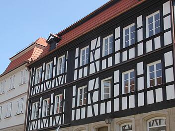 Dort, wo viele Jahre Zeitungsgeschichte wurde - auch der Fränkische Tag stellte dort 20 Jahre lang den Lokalteil Kronach her -,  wurden nun durch das Ehepaar Hiltl neue Wohnungen geschaffen. Foto: Veronika Schadeck