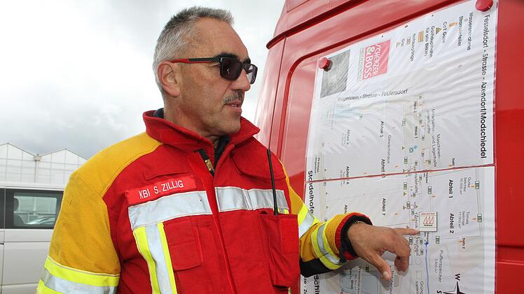Feuerwehr-Gro&szlig;&uuml;bung auf der Gem&uuml;sefarm in FeulersdorfFoto: Sonny Adam