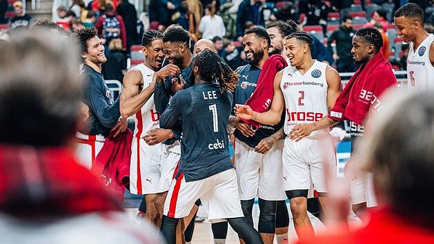 Von den Teamkollegen f&uuml;r seine starke Leistung zu Recht gefeiert: Tr&eacute; McLean Foto: championsleague.basketball