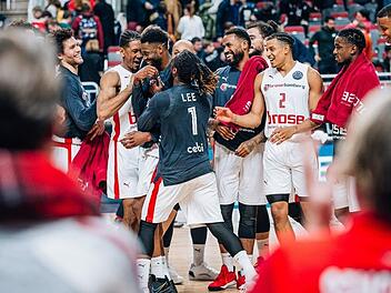 Von den Teamkollegen für seine starke Leistung zu Recht gefeiert: Tré McLean Foto: championsleague.basketball