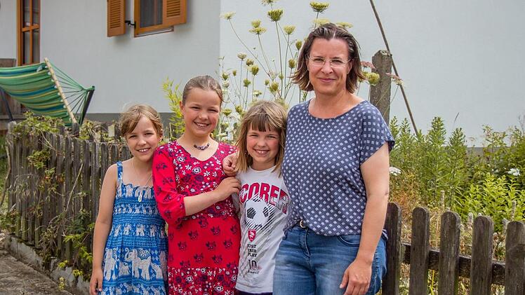 Caroline Morcinek mit ihren Töchtern: Paula, Mia und Pia.