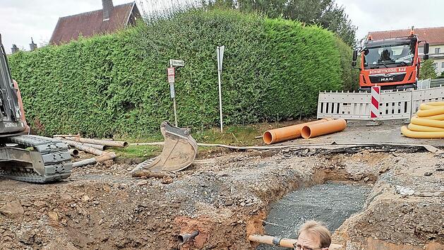 F&uuml;r die Kanalbauarbeiten in der Ortsstra&szlig;e &bdquo;Melanger&ldquo; muss eine geschlossene Bauweise mittels Rohrvortrieb eingesetzt werden. B&uuml;rgermeister Bernd Rebhan erl&auml;uterte die Varianten.