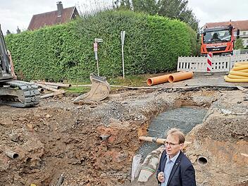 F&uuml;r die Kanalbauarbeiten in der Ortsstra&szlig;e &bdquo;Melanger&ldquo; muss eine geschlossene Bauweise mittels Rohrvortrieb eingesetzt werden. B&uuml;rgermeister Bernd Rebhan erl&auml;uterte die Varianten.
