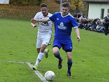 Das Hinterherlaufen sollte sic letztlich lohnen für Marius Will (links) und den FC Rottershausen. Gegen Julian Baumgarts TSV Steinach gelang nämlich ein 3:2-Erfolg. Foto: Hopf