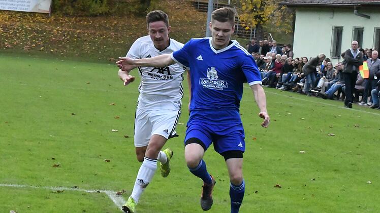 Das Hinterherlaufen sollte sic letztlich lohnen für Marius Will (links) und den FC Rottershausen. Gegen Julian Baumgarts TSV Steinach gelang nämlich ein 3:2-Erfolg. Foto: Hopf