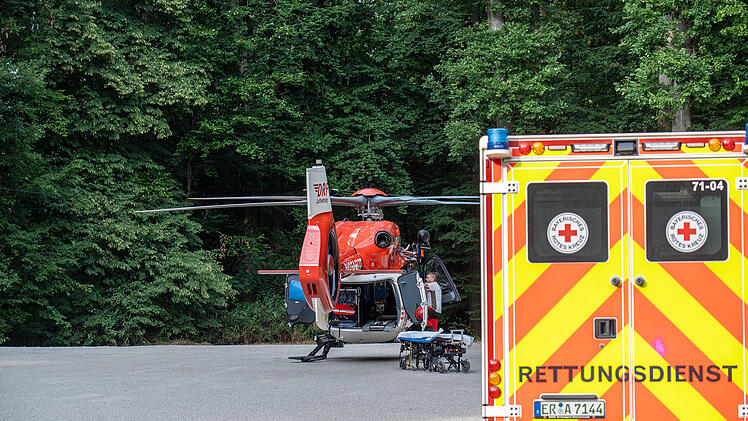 Tonnenschwerer Anhänger rollt unkontrolliert Straße hinab und erfasst Ehepaar: Tragischer Unfall bei Annafest-Aufbau in Forchheim