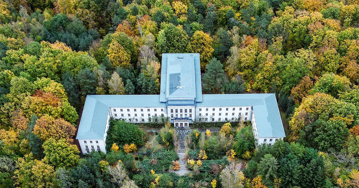 Historisches-Areal-mit-Goebbels-Villa-Gro-brand-nahe-Berlin