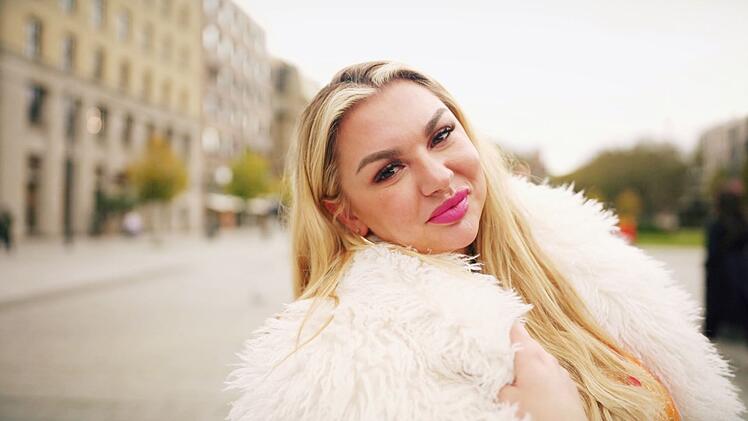 Reality-Star und Influencerin Natalia muss sich den Folgen einer verpfuschten OP stellen.