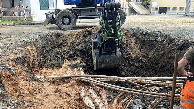 Arbeiten an den Kanal- und Versorgungsleitungen.