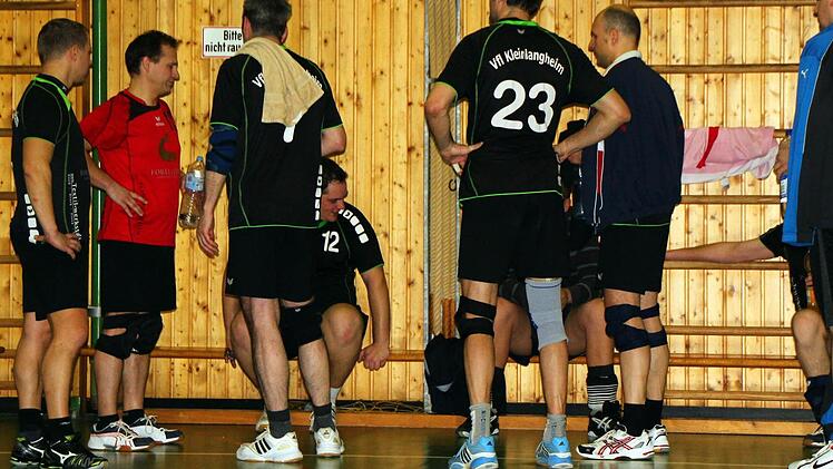 Etwas ratlos sind die Volleyballer des VfL Kleinlangheim im Spiel gegen den TSV Karlstadt, das mit 2:3 verloren wurde. Foto: Thomas
