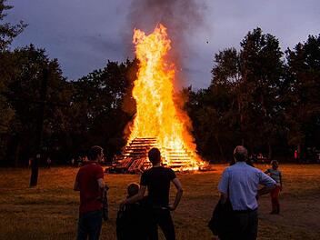 Als das Feuer entzündet wurde, hatte sich der Regen verzogen. Foto: Matthias Barth