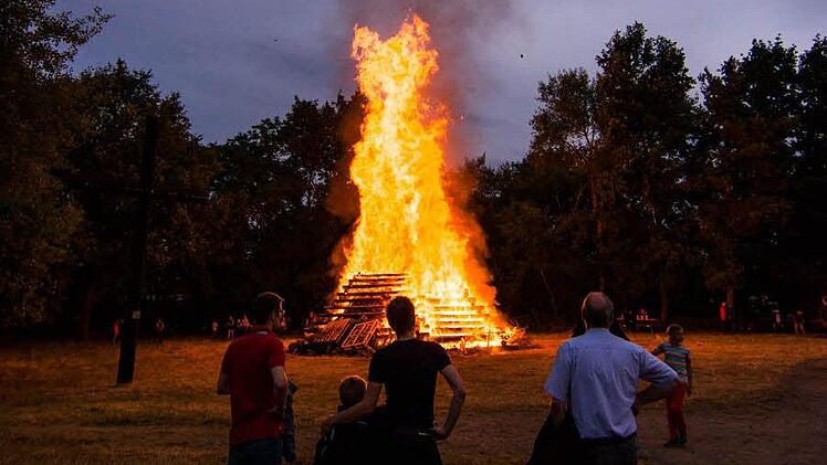 Als das Feuer entzündet wurde, hatte sich der Regen verzogen. Foto: Matthias Barth