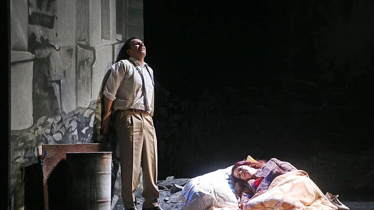 Szene aus der Neuinszenierung von "La Bohème" am Landestheater CoburgFoto: Henning Rosenbusch