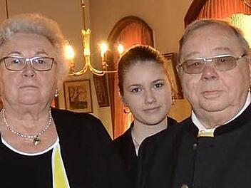 Goldene Hochzeit feierten Burgl und Josef Hartmann, hier mit Schwiegertochter Tatjana im Hintergrund.  Foto: K.-H. Hofmann Goldene Hochzeit feierten Burgl und Josef Hartmann, hier mit Schwiegertochter Tatjana im Hintergrund.  Foto: K.-H. Hofmann
