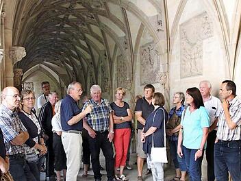 Reinhard Stelzer (Siebter von links) führte mehr als 20 Leserinnen und Leser der Mediengruppe Oberfranken durch das früherer Zisterzienserinnen-Kloster in Himmelkron. Unser Foto entstand im Kreuzgang. Foto: Alexander Müller