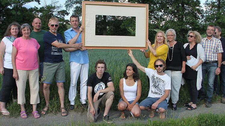 "Es ist eine Landschaft, die man im Bilderrahmen festhalten möchte", sagt Tom Konopka (Fünfter von links) vom Bund Naturschutz, der die Stadt auffordert, die Pläne für die Erweiterung des Baugebiets Forstlahm Nord zu stoppen. Foto: Alexander Hartmann