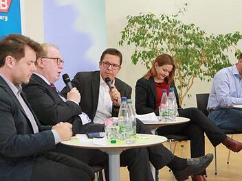 Die Diskussion mit René Hähnlein, Hans Michelbach, Doris Aschenbrenner und Michael Eckstein (von links) wurde von Thomas Apfel (Mitte) moderiert.  Foto: Katja Nauer