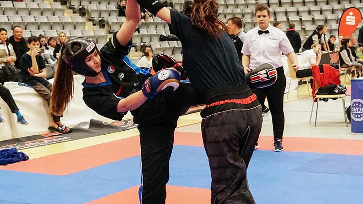 Julika Riss (SG R&ouml;dental, l.) startete in der Klasse Newcomer bis 65 kg.