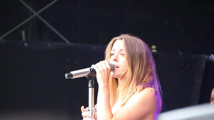 Vanessa Mai bei ihrem Konzert beim HUK-Coburg-Open-Air-Sommer im Tambacher Schlosshof.Oliver Schmidt