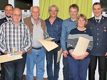 Langjährige Mitglieder des Feuerwehrvereins geehrt: Reinhold Fiedler (50 Jahre), Engelbert Denner (60), Waldemar Back (40), Helmut Schlembach (40) und Ilona Jurk (25, alle im Vordergrund von links). Kommandant Marco Gessner (hinten links) und Vorstandsmitglied Oliver Jurk (rechts) gratulierten.