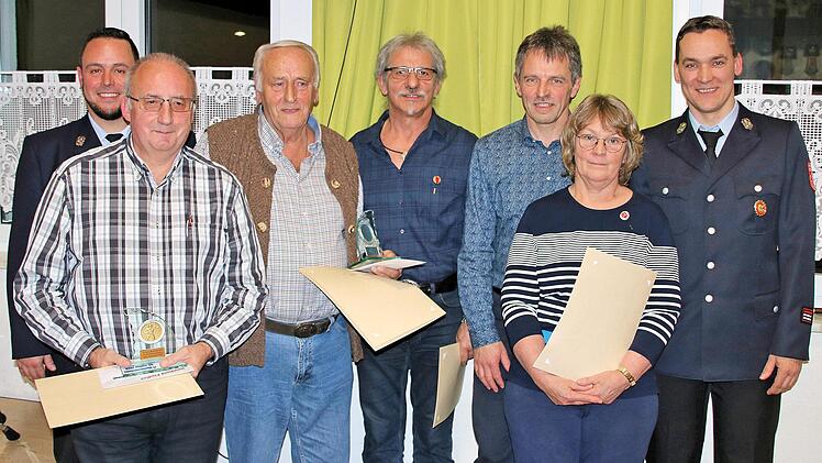 Langjährige Mitglieder des Feuerwehrvereins geehrt: Reinhold Fiedler (50 Jahre), Engelbert Denner (60), Waldemar Back (40), Helmut Schlembach (40) und Ilona Jurk (25, alle im Vordergrund von links). Kommandant Marco Gessner (hinten links) und Vorstandsmitglied Oliver Jurk (rechts) gratulierten.