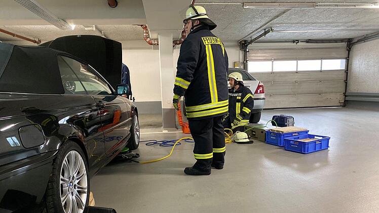 Bei einer Rettungsaktion befreiten Feuerwehrleute eine eingeklemmte Katze aus einem Auto. Foto: Feuerwehr Lauf