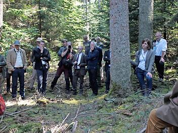 Hans von der Goltz (links) und Sebastian von Rotenhan (rechts) erläuterten die Prinzipien der "Dauerwaldbewirtschaftung". Foto: Günther Geiling