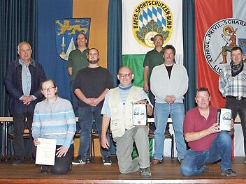 Der Erste Schützenmeister Erwin Kalb (Dritter von links), der Dritte Schützenmeister Hans-Georg Rießner und die Zweite Bürgermeisterin Sabine Rießner (hinten v. r.) beglückwünschten die Vereinsmeister im Großkaliberschießen und Luftgewehrschießen.  Foto: Alfred Thieret