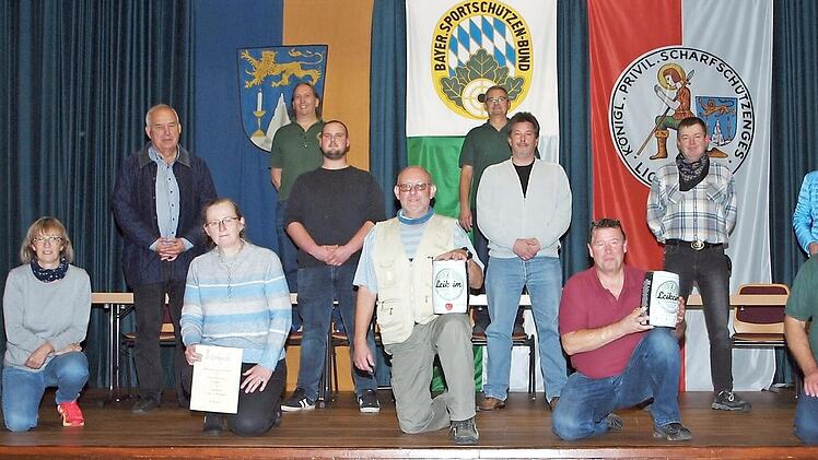 Der Erste Schützenmeister Erwin Kalb (Dritter von links), der Dritte Schützenmeister Hans-Georg Rießner und die Zweite Bürgermeisterin Sabine Rießner (hinten v. r.) beglückwünschten die Vereinsmeister im Großkaliberschießen und Luftgewehrschießen.  Foto: Alfred Thieret