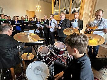 Der Chor singt das Halleluja.