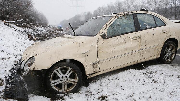 Die Nürnberger Taxifahrerin war auf schneeglatter Straße zu schnell gefahren und von der Fahrbahn abgekommen. Foto: News5/Herse
