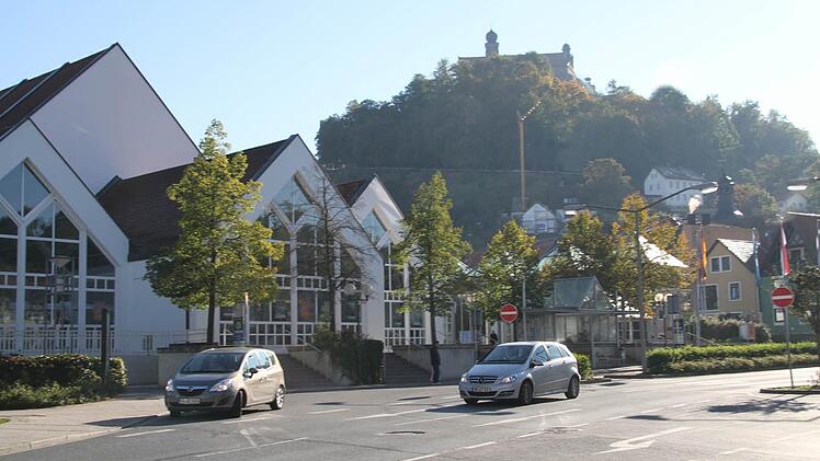 Die breite Straße vor der Stadthalle verleitet viele dazu, schneller zu fahren als 50 - immer wieder kommt es zu brenzligen Situationen beim Fußgängerübergang. Foto: Sonja Adam