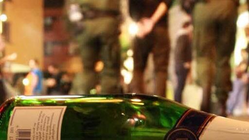 Kurz nach dem offiziellen Ende des Heiligen Frühschoppens in der Oberen Stadt musste die Polizei zwei Anzeigen wegen Körperverletzung aufnehmen. Symbolbild: dpa