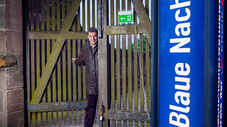 Markus Söder (CSU) oeffnet am Samstag die Türen zur Kaiserburg und Burggarten. Ach dieses Jahr zog die Veranstaltung Blaue Nacht viele Besucher an. Auf der Kaiserburg gab es Rundgänge und den beleuchteten Brunnen. Foto: News5 / Grundmann