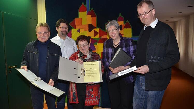 Die Ordner mit den Entwürfen zu einen Gedenkbuch der Opfer, Gefallenen und Vermissten des Zweiten Weltkrieges aus der Stadt Kronach zeigen (von links) Bürgermeister Wolfgang Beiergrößlein, Stefan Wicklein, Brigitta Staufer, Dekanin Dorothea Richter, Regionaldekan und Stadtpfarrer Thomas Teuchgräber. Foto: Hofmann