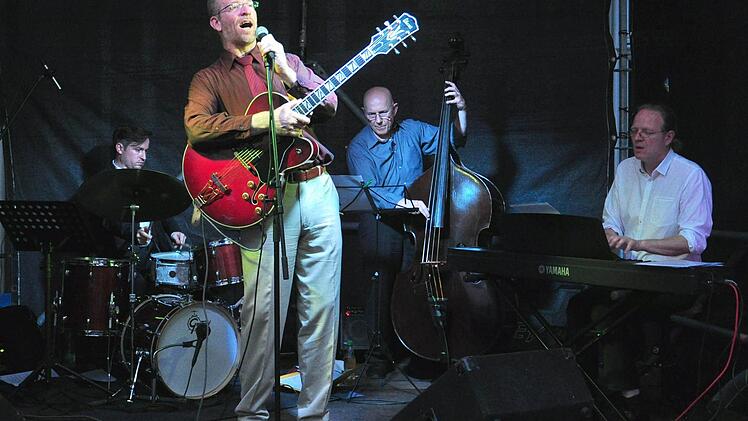Unter dem Motto "Swing to Bing" als Hommage an Bing Crosby gestalteten Jörg Seidel (Gesang, Gitarre), Bernhard Pichl (Klavier), Rudi Engel (Bass) und Florian Kettler (Schlagzeug) das erste Open-Air-Konzert der Veranstaltungsreihe "abend.licht" des Kulturamts Haßfurt am Freitagabend.