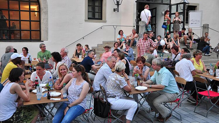 Das 8. Musik- und Kunstfestival des Aktionskreises Haßfurt Aktiv zog Tausende von Besuchern in die Kreisstadt, die auch auf dem Platz vor der Stadthalle genügend Sitzgelegenheiten vorfanden und sich von der fröhlichen Stimmung mitreißen ließen.